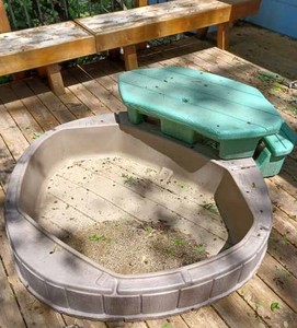 lot 102 image: Step 2 Plastic Sandbox with Cover, has Small Picnic Table with Umbrella Attached to Sandbox