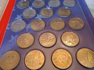 lot 124 image: 50 States Quarters with Paperback Booklet The 50 States
