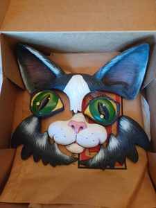 lot 134 image: Butterfly Plastic Display Music Box, Ceramic Face of a Cat Wall Plaque, Picture Frames, Decorated Rock and More