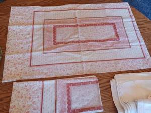 lot 135 image: Pair of Pillow Cases and Two White Table Cloths for Square and Rectangular Tables