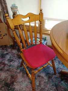lot 201 image: 42-inch Round Dinette Table with 4-Chairs and Two 12-inch Leaves