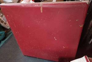 lot 260 image: Set of Four Vintage Metal Gray Folding Chairs with Red Vinyl Seats and Matching Durham Card Table