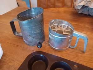 lot 309 image: 14 Baking Pieces 8 X 8 Glass BakingServing Dish, 2 Flour Sifters, 3 Regular Size Muffin Tins, 2 Miniature Muffin Tins