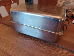 lot 315 image: 9-inch by 16-inch Covered Stainless Pan