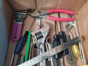 lot 326 image: 6-Piece Stanley Screw Driver Set,  13 Assorted Other Screw Drivers, Half-Inch and 916 inch Wrenches, and More