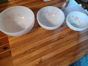 lot 338 image: Vintage 3-Piece Set of Mixing and Serving Bowls, 8-inch, 7-inch, and 5-inch Bowls
