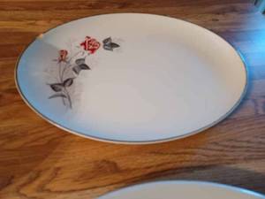 lot 340 image: 2-Piece Set of Ornate Bowls, 8-inch and 4-inch, and Two Vintage Platters, 7-inch by 11-inch, and 8-inch by 11-inch