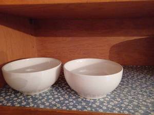 lot 343 image: Vintage Partial Set of Dishes 15-Deep Dish Plates, 7-inches Round, an 8-inch by 11-inch Platter, and Two 5-inch Bowls