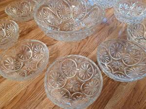 lot 346 image: 11-Piece Clear Glass Berry Bowl Set 7-inch Serving Bowl with 10 Berry Bowls
