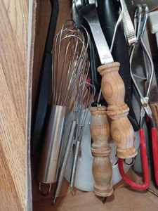 lot 351 image: Box of Kitchen Utensils Meat Tenderizer, Turkey Baster, Potato and Vegetable Peelers, Ladle, Pizza Cutters, 3-Wisks,