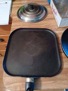 lot 359 image: Two Everyday Kitchen Non-Stick Aluminum Pans