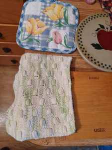 lot 362 image: Assorted Pot Holders and Hot Pan Counter and Table Surface Protectors