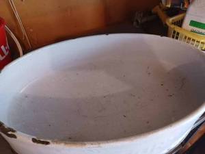 lot 373 image: Vintage Large Savory Porcelain Roasting Pan