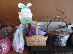lot 402 image: 13 Easter Baskets and Easter Decorations
