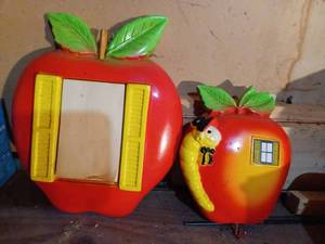 lot 468 image: Vintage Ceramic Apple Wall Plaques