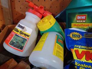 lot 471 image: Large Box of Garden Fertilizers and Insecticides
