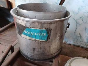 lot 518 image: Service Master Stainless Steel Pail, 12-inches Round by 10-inches deep