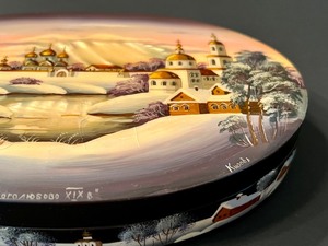 lot 18 image: Beautifully Hand Painted Lacquer Box