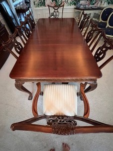 lot 3 image: Stunning Pennsylvania House Dining Room Table and Eight Chairs