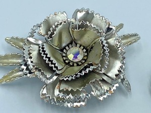 lot 70 image: Lovely Silver Tone Vintage Costume Jewelry Floral Brooch and Earrings Set