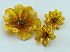 lot 95 image: Fabulous Vintage Yellow Floral Brooch and Matching Earrings