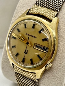 lot 102 image: Mens Vintage 14k Gold Filled Bulova Wristwatch