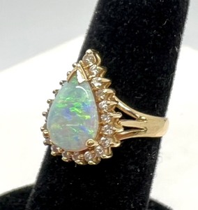 lot 110 image: Womens 14k Gold and Opal Fashion Ring