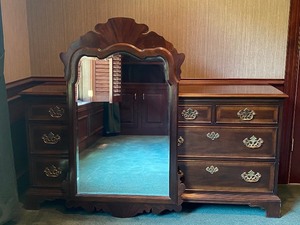 lot 196 image: Vintage Drexel Dresser with Mirror