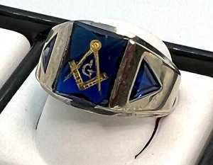lot 211 image: Vintage 14k Masonic Ring