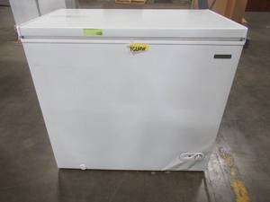 lot 152 image: Thomson Chest Freezer White (7.0 cu. ft.), TFRF710 - SLIGHTLY USED SCRATCH AND DENT - WORKS