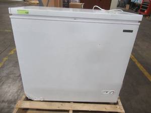 lot 153 image: Thomson Chest Freezer White (7.0 cu. ft.), TFRF710 - SLIGHTLY USED SCRATCH AND DENT - WORKS