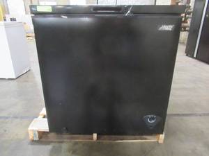 lot 257 image: Arctic King 7 cu ft Chest Freezer, Black, ARC070SOARBB - SLIGHTLY USED SCRATCH AND DENT, Crushed Back RT Corner - WORKS