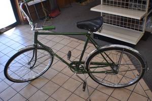 lot 2 image: Schwinn racer