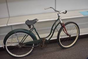 lot 28 image: 1951 Schwinn