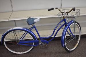 lot 27 image: Hollywood