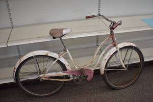 lot 25 image: 1956 Schwinn