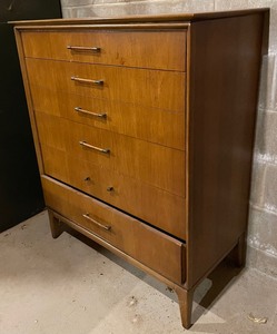 lot 58 image: Vintage Century Furniture 6 Drawer Dresser