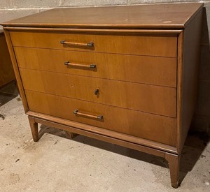 lot 60 image: Vintage Century Furniture 4 Drawer Dresser