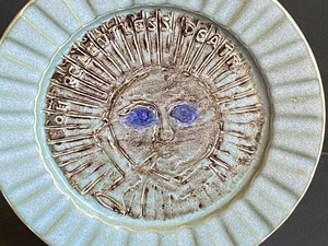 lot 32 image: Bennington Potters Decorative Face Plate Oh Relentless Death