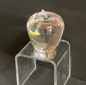 lot 33 image: Stueben Apple Paperweight