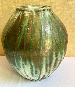 lot 41 image: Beautiful Large Glazed Pottery Vase