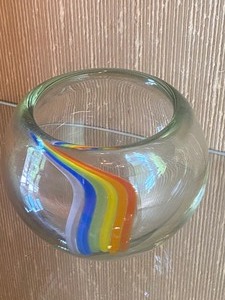 lot 13 image: Artisan Art Glass Bowl by Toensing with Rainbow Design