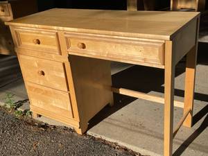 lot 160 image: Stanley Furniture Company Student Desk With Hutch