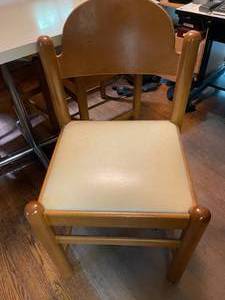 lot 180 image: Laminate Table with Metal Pedestal Leg and 4 Padded Wooden Chairs