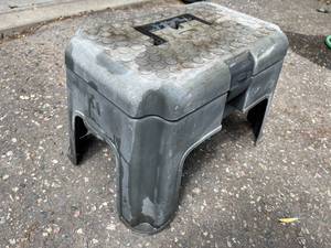 lot 186 image: Rubbermaid Step Stool with Tool Storage