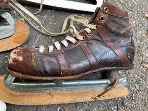 lot 198 image: Vintage Mens and Womens Ice Skates