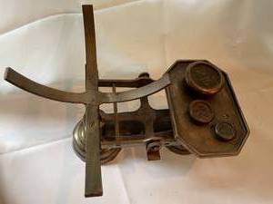 lot 267 image: Vintage Metal Scale With Weights And Copper Tray