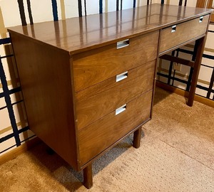 lot 299 image: Vintage Mid Century Basset Furniture Industries Desk