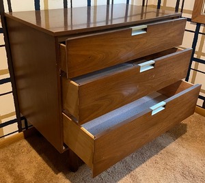 lot 300 image: Vintage Mid Century Basset Furniture Industries 3 Drawer Dresser