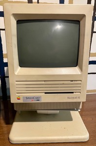 lot 304 image: Vintage Apple Macintosh SE with Case